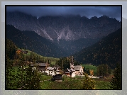 Góry, Dolomity, Las, Drzewa, Domy, Kościół, Chmury, Wieś, Santa Maddalena, Dolina Val di Funes, Włochy