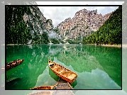 Włochy, Jezioro Pragser Wildsee, Tyrol, Góry, Dolomity, Pomost, Łódki