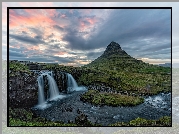 Góra Kirkjufell, Wodospad Kirkjufellsfoss, Rzeka, Chmury, Półwysep Snaefellsnes, Islandia