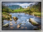 Rzeka Poulanass, Kamienie, Wieże, Dolina Glendalough, Hrabstwo Wicklow, Irlandia