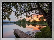 Niemcy, Saksonia-Anhalt, Powiat Harz, Wernigerode, Jezioro Reddeberteich, Zachód Słońca, Pomost, Drzewa, Odbicie