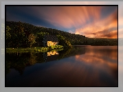 Irlandia, Hrabstwo Cork, Park Narodowy Gougane Barra National Forest Jezioro Gouganebarra Lake, Kaplica ślubna St Finbarrs Oratory, Zachód słońca, Drzewa