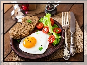 Śniadanie, Jajko sadzone, Chleb, Kromki, Serca, Sałata, Pomidory