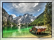 Włochy, Południowy Tyrol, Jezioro Pragser Wildsee, Dolomity, Góry, Drewniany, Dom, Łódki, Drzewa, Pomost, Pale, Chmury
