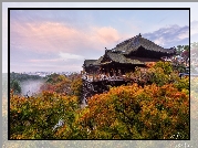 Japonia, Kioto, Dzielnica Higashiyama, Góra Otowa, Kompleks świątynny Kiyomizu-dera, Świątynia buddyjska, Jesień, Drzewa, Mgła