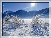 Austria, Karyntia, Alpy Gailtalskie, Jezioro Weißensee, Zima, Krajobraz, Góry, Promienie słońca, Drzewo, Krzewy