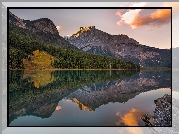 Kanada, Kolumbia Brytyjska, Park Narodowy Yoho, Jezioro Emerald Lake, Góry, Świerki, Odbicie