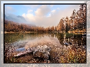 Jezioro Lago di San Pellegrino, Dolina Vall di Fassa, Kamienie, Szuwary, Góry Dolomity, Drzewa, Las, Chmury, Mgła, Trydent-Górna Adyga, Włochy