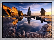 Nowa Zelandia, Region Taranaki, Tongaporutu, Zachód słońca, Plaża, Skały