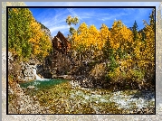 Stany Zjednoczone, Stan Kolorado, Rzeka Crystal River, Młyn Crystal Mill, Jesień, Drzewa