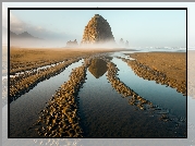 Morze, Skała, Haystack Rock, Mgła, Piasek, Plaża, Miejscowość Cannon Beach, Stan Oregon, Stany Zjednoczone