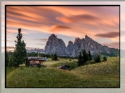 Góry Sassolungo, Dolina Val Gardena, Dolomity, Włochy, Zachód słońca, Domy, Drzewa