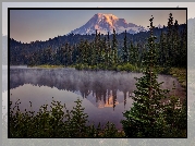 Park Narodowy Mount Rainier, Jezioro Reflection Lakes, Góra, Szczyt Mount Rainier, Stan Waszyngton, Stany Zjednoczone, Las, Drzewa, Świerki, Mgła