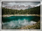 Jezioro Karersee, Góry Dolomity, Góra Latemar, Drzewa, Las, Miejscowość Welschnofen, Włochy
