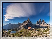 Włochy, Dolomity, Góra Paternkofel, Góry Tre Cime di Lavaredo, Schronisko Dreizinnen Hut, Promienie słońca, Chmury, Jeziora