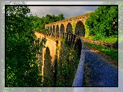 Most, Wiadukt, Atrakcja Chirk Aqueduct, Miejscowość Chirk, Hrabstwo Shropshire, Walia, Ogrodzenie, Droga, Drzewa, Roślinność