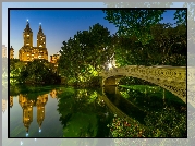 Stany Zjednoczone, Nowy Jork, Central Park, Most Bow Bridge, Jezioro, Światła, Zmierzch, Budynek Eldorado, Odbicie