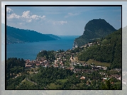 Włochy, Jezioro Garda, Góry, Lasy, Drzewa, Miasteczko, Domy, Niebo, Roślinność