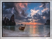 Plaża Railay, Prowincja Krabi, Tajlandia, Zachód słońca, Morze Andamańskie, Łódka, Skały