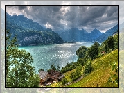 Szwajcaria, Góry Alpy, Pasmo górskie Churfirsten, Jezioro Walensee, Domy, Drzewa, Chmury