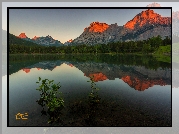 Góry Canadian Rockies, Jezioro Wedge Pond, Las, Odbicie, Park Kananaskis, Alberta, Kanada