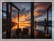 Zatoka Burrard, Barnet Marine Park, Zachód słońca, Drewniane, Filary, Chmury, Kamienie, Burnaby, Kanada
