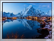 Norwegia, Lofoty, Wieś Reine, Morze Norweskie, Zima, Domy, Góry, Światła