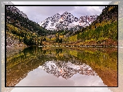 Góry Skaliste, Szczyty Maroon Bells, Śnieg, Jezioro Maroon Lake, Drzewa, Stan Kolorado, Stany Zjednoczone