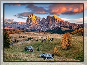 Włochy, Płaskowyż Seiser Alm, Dolina Val Gardena, Góry Sassolungo, Dolomity, Domy, Drzewa, Chmury