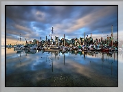 Stanley Park Marina, Przystań, Klub jachtowy, Żaglówki, Wieżowce, Wschód słońca, Chmury, Odbicie, Vancouver, Kanada