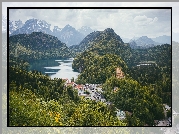Góry, Jezioro Alpsee, Zamek Hohenschwangau, Miasteczko, Las, Chmury, Gmina Schwangau, Bawaria, Niemcy