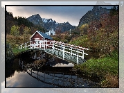 Góry, Rzeka, Most, Domy, Drzewa, Skansen, Wioska Nusfjord, Gmina Flakstad, Wyspa Flakstadoya, Lofoty, Norwegia