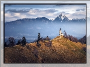 Słowenia, Wieś Begunje na Gorenjskem, Góry, Wzgórze, Kościół św. Piotra, Droga, Drzewa