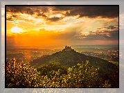 Góra Hohenzollern, Zamek Hohenzollern, Drzewa, Drzewa, Chmury, Wzgórza, Zachód słońca, Badenia-Wirtembergia, Niemcy