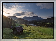 Góry Karwendel, Miejscowość Krun, Jezioro Geroldsee, Las, Drzewa, Drewniany, Domek, Wschód słońca, Chmury, Bawaria, Niemcy