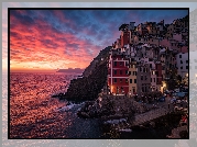 Włochy, Prowincja La Spezia, Riomaggiore, Domy, Morze, Skały, Chmury, Zachód słońca