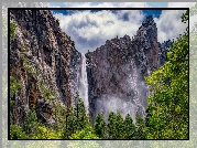 Stany Zjednoczone, Stan Kalifornia, Park Narodowy Yosemite, Góry, Wodospad, Bridalveil Fall, Drzewa, Chmury