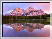 Góry Canadian Rockies, Jezioro Wedge Pond, Drzewa, Odbicie, Park Kananaskis, Alberta, Kanada