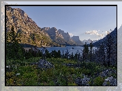 Góry Skaliste, Jezioro, Saint Mary Lake, Skały, Drzewa, Park Narodowy Glacier, Stan Montana, Stany Zjednoczone