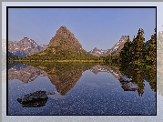 Góry, Lewis Range, Szczyt Grinnell Point, Jezioro, Swiftcurrent Lake, Odbicie, Drzewa, Park Narodowy Glacier, Stan Montana, Stany Zjednoczone