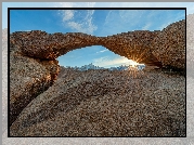 Skały, Łuk skalny, Lathe Arch, Góry, Słońce, Alabama Hills, Kalifornia, Stany Zjednoczone
