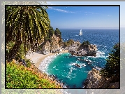 Park stanowy Julii Pfeiffer Burns, Zatoczka McWay Cove, Morze, Wybrzeże, Zatoka, Skały, Żaglówka, Drzewa, Palma, Roślinność, Kalifornia, Stany Zjednoczone