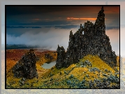 Wzgórze The Storr, Skały, Jezioro, Zachód słońca, Morze, Mgła, Wyspa Skye, Szkocja