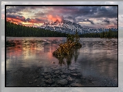 Park Narodowy Banff, Góry, Mount Rundle, Jezioro, Two Jack Lake, Drzewka, Zachód słońca, Prowincja Alberta, Kanada