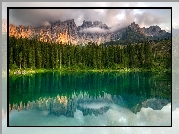 Jezioro, Lago di Carezza, Góry, Alpy, Dolomity, Las, Drzewa, Chmury, Południowy Tyrol, Włochy