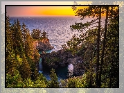 Skały, Most skalny, Drzewa, Morze, Wybrzeże Park stanowy, Samuel H. Boardman State Scenic Corridor, Punkt widokowy, Natural Bridges Viewpoint, Brookings, Oregon, Stany Zjednoczone