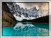 Park Narodowy Banff, Jezioro, Moraine Lake, Ośnieżone, Góry, Drzewa, Chmury, Prowincja Alberta, Kanada