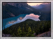 Kanada, Park Narodowy Banff, Jezioro Peyto Lake, Góry Canadian Rockies, Drzewa, Lasy, Zachód słońca, Odbicie