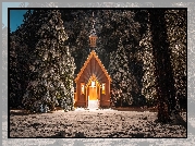Zima, Las, Drzewa, Oświetlona, Kaplica, Kościółek, Park Narodowy Yosemite, Stan Kalifornia, Stany Zjednoczone