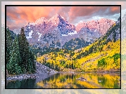 Góry Skaliste, Szczyty Maroon Bells, Jezioro, Maroon Lake, Stan Kolorado, Stany Zjednoczone, Drzewa, Jesień, Chmury, Odbicie